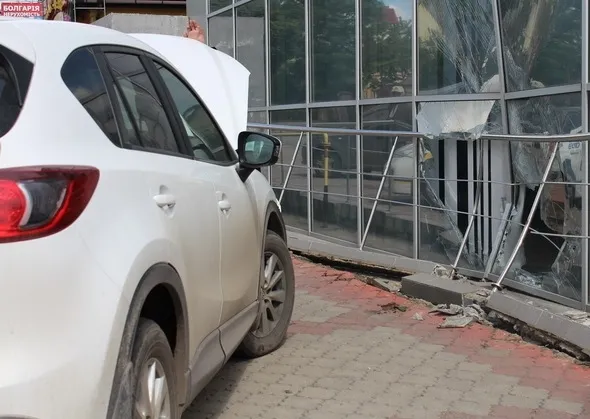 Будівля обласного Фонду соцстрахування пошкоджена автомобілем "Mazda" — фото 2