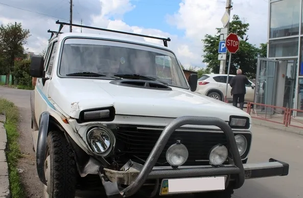 Будівля обласного Фонду соцстрахування пошкоджена автомобілем "Mazda" — фото 3